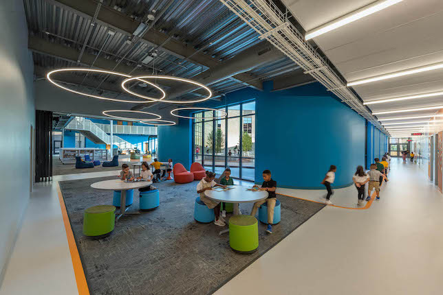 Flexible collaboration zones connect classroom corridors with the media center and outdoor spaces. 